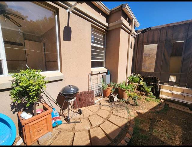 2 BEDROOM PROPERTY TO RENT IN ROODEKRANS